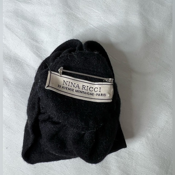 Nina Ricci fabric rose brooch - Picture 2 of 2